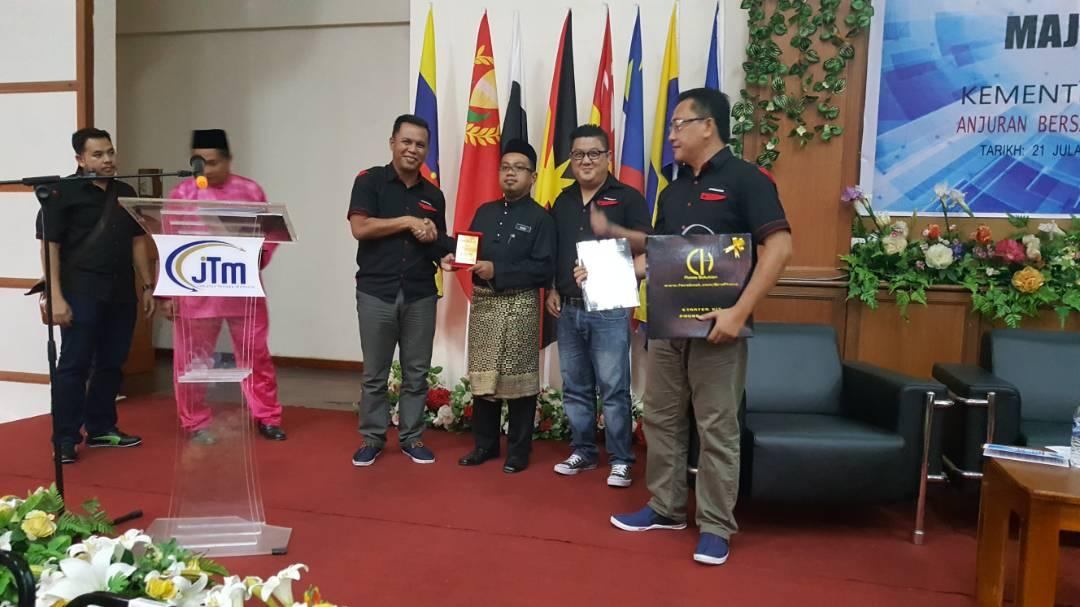 cessilpkk's tweet photo. Taklimat Usahawan Phone kepada pelajar ILPKK dengan kerjasama JTM@Samsung Tech dengan Bro Phone Academy pada 21 Julai 2017. https://t.co/5Pct7JE69D