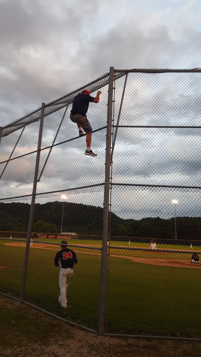 BeaconCF's tweet photo. Play of the game: Bucky Lindow snaring the trapped foul ball out of yhr screen. https://t.co/hCrMUSz5mC
