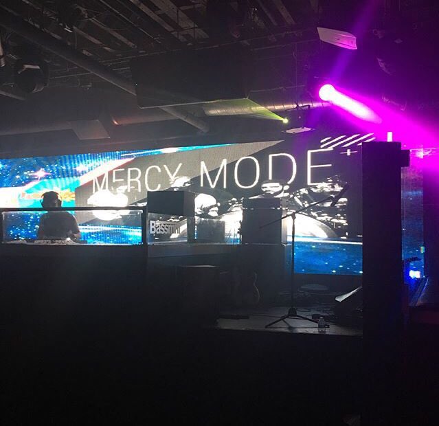 mercymodebandbr's tweet photo. 📸: Michishellie | Mercy Mode ontem na Bangarang Party. (1) #MercyModeBand #MercyModeSquad #RockOn #SDCC https://t.co/OLb6W7A0gc