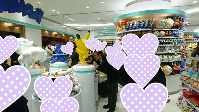 ピカチュウのプリケツにサインする石原恒和社長。オーラ凄すぎ