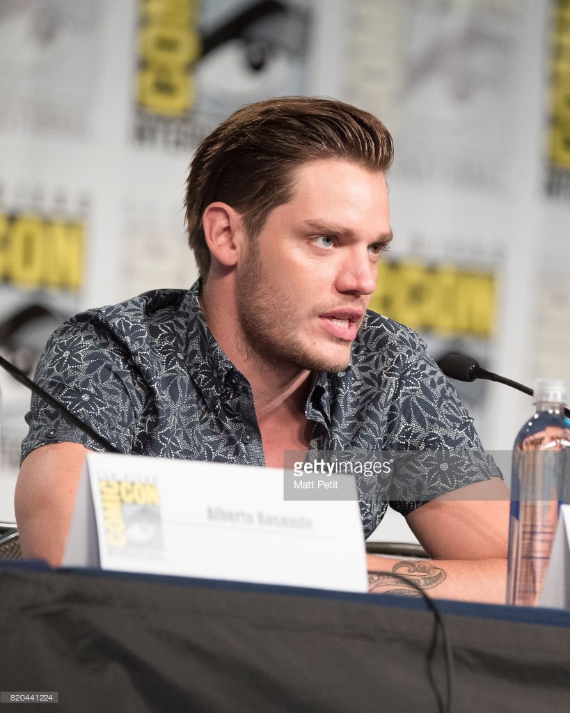 baneandlewis's tweet photo. More photos from the Shadowhunters Panel at San Diego Comic Con yesterday. 
(via gettyimages) https://t.co/fL43bR0054
