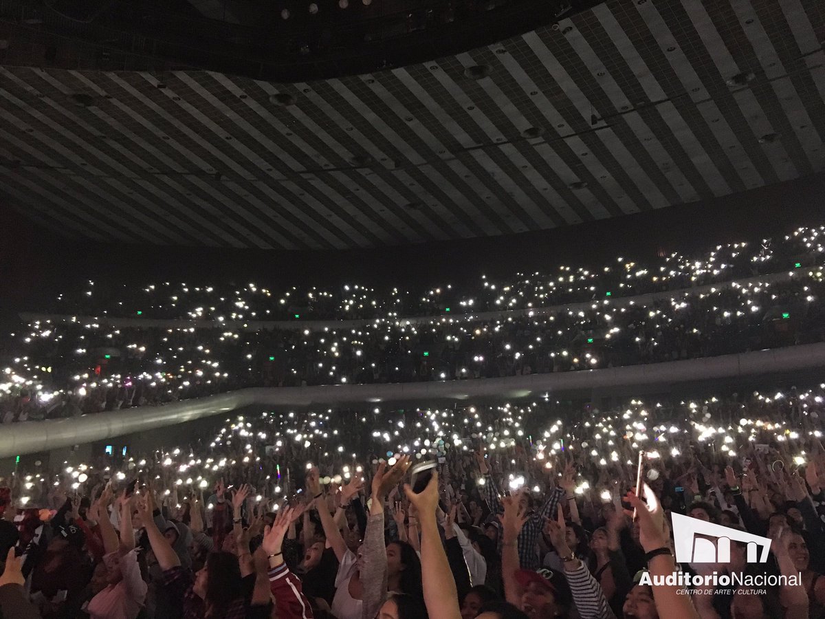 AuditorioMx's tweet photo. Es noche de viernes y aquí se baila al ritmo de "Hey DJ" junto a @CNCOmusic #CNCOAuditorioNacional #MásAlláTour https://t.co/x2HnBRbYe1
