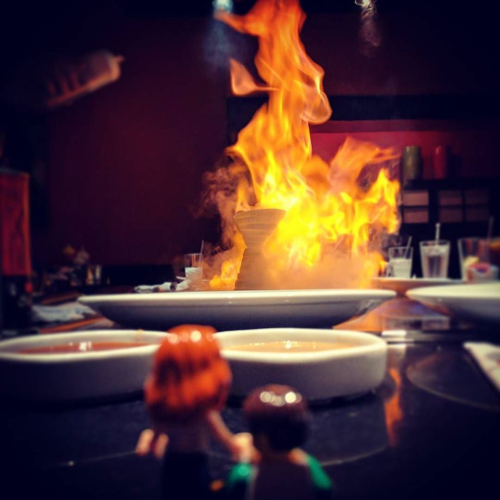 TBmakes's tweet photo. Fire... Not too close...
.
.
.
.
.
#lego #benihana #supperfun https://t.co/DOudLNPL6Z https://t.co/CQJ8oCj4Wl