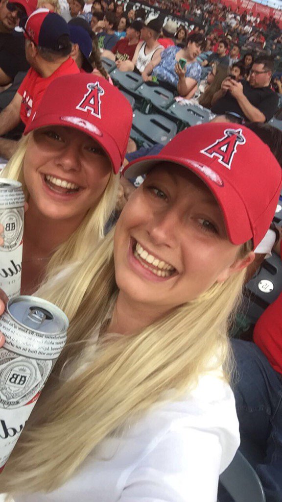 Tildateresia's tweet photo. Det här med baseboll va ju ganska coolt, så man fick gå och bli Angels fan! 🙌🏾😎 https://t.co/sdxTrSZWBy