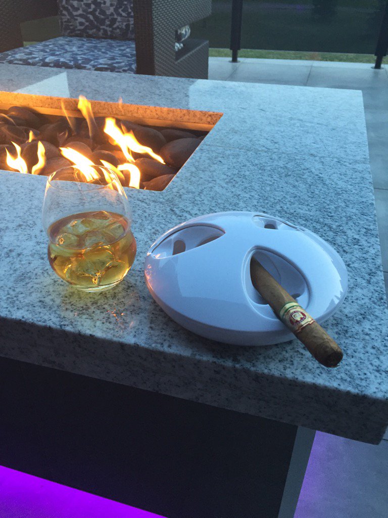 ECraigLothian's tweet photo. A bit breezy but still a good nite for a @AFuenteCigars and Kaniche #rum. #windproofashtray #SaskyProblems https://t.co/SDogi5tMCK