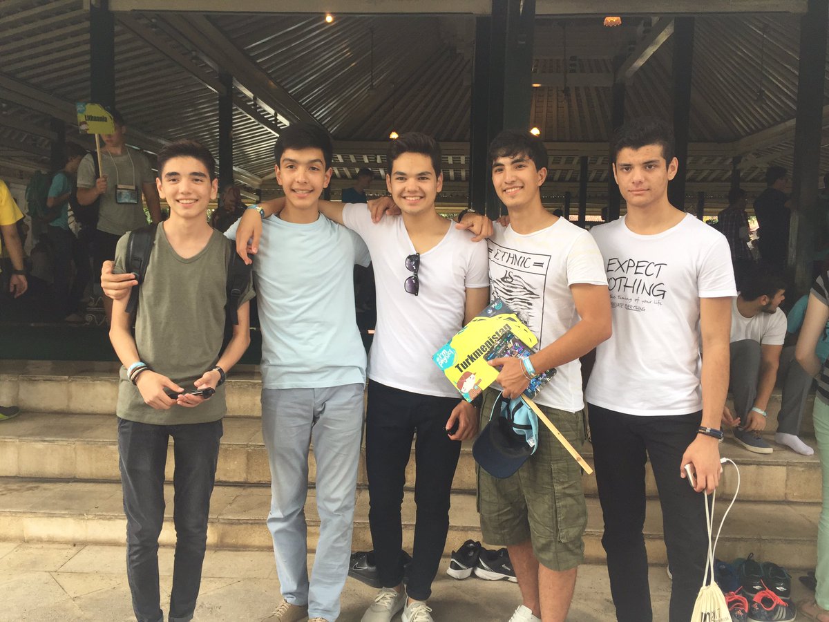 ipho2017's tweet photo. Students are having fun during the visit at Karaton Ngayogyakarta Hadiningrat, Check this out. #ipho2017 #iphostudents #imphysics https://t.co/VkRJKLB3lF
