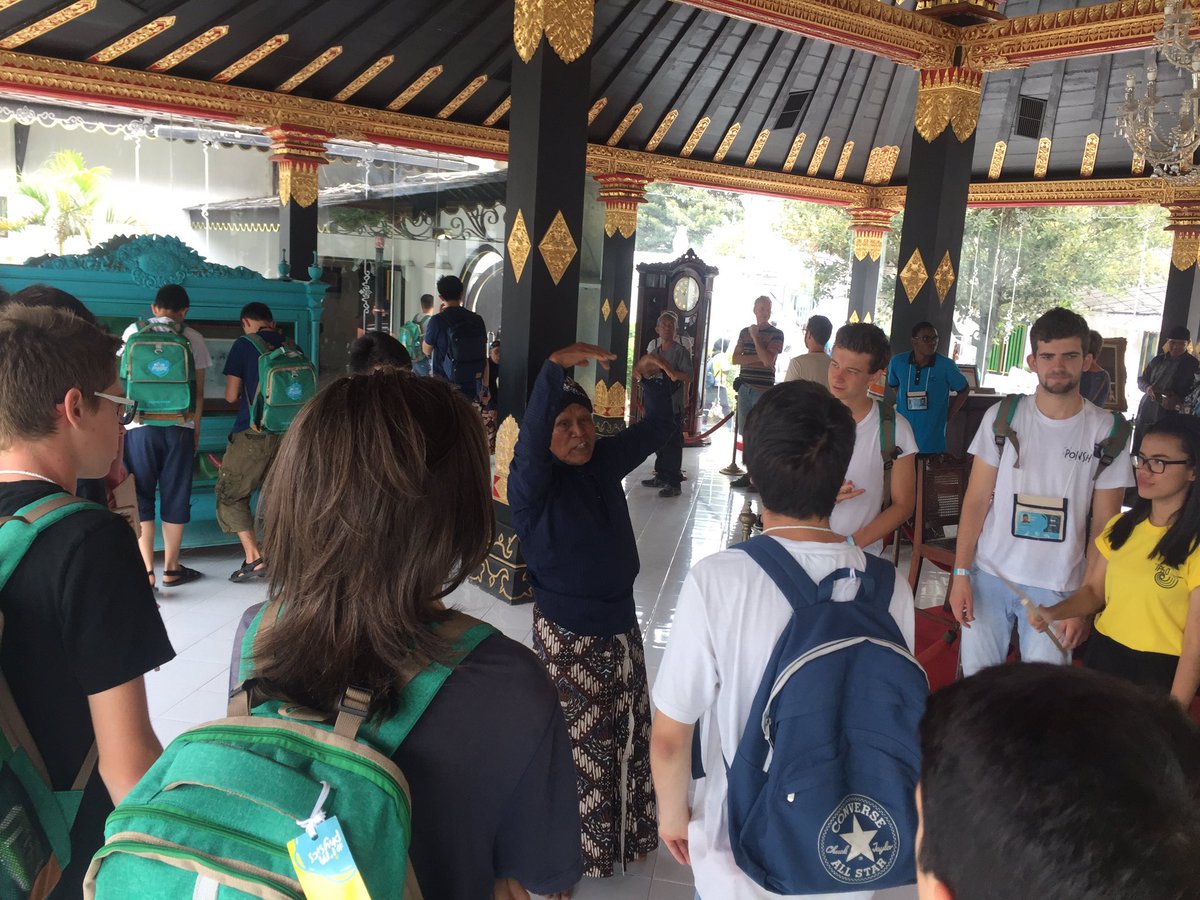 ipho2017's tweet photo. Students are having fun during the visit at Karaton Ngayogyakarta Hadiningrat, Check this out. #ipho2017 #iphostudents #imphysics https://t.co/VkRJKLB3lF