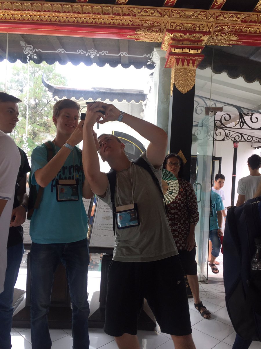 ipho2017's tweet photo. Students are having fun during the visit at Karaton Ngayogyakarta Hadiningrat, Check this out. #ipho2017 #iphostudents #imphysics https://t.co/VkRJKLB3lF