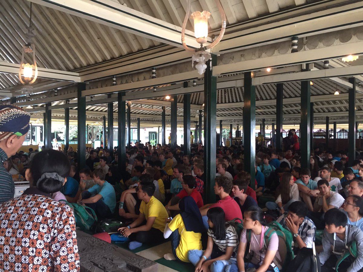 ipho2017's tweet photo. Students are having fun during the visit at Karaton Ngayogyakarta Hadiningrat, Check this out. #ipho2017 #iphostudents #imphysics https://t.co/VkRJKLB3lF