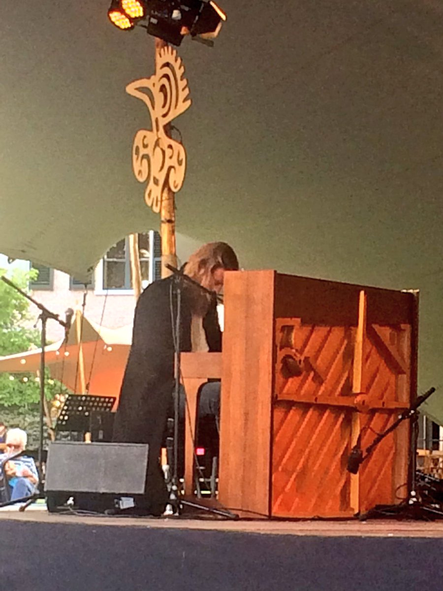 9Dragons_tongue's tweet photo. Mooie #WoNDeRFeeL herinnering aan @joepbeving @WonderfeelNL Tien vingers, één piano. En zoveel gevoel teweeg brengen!! Dank man!! #HetVeld https://t.co/euI8Lg0kMA