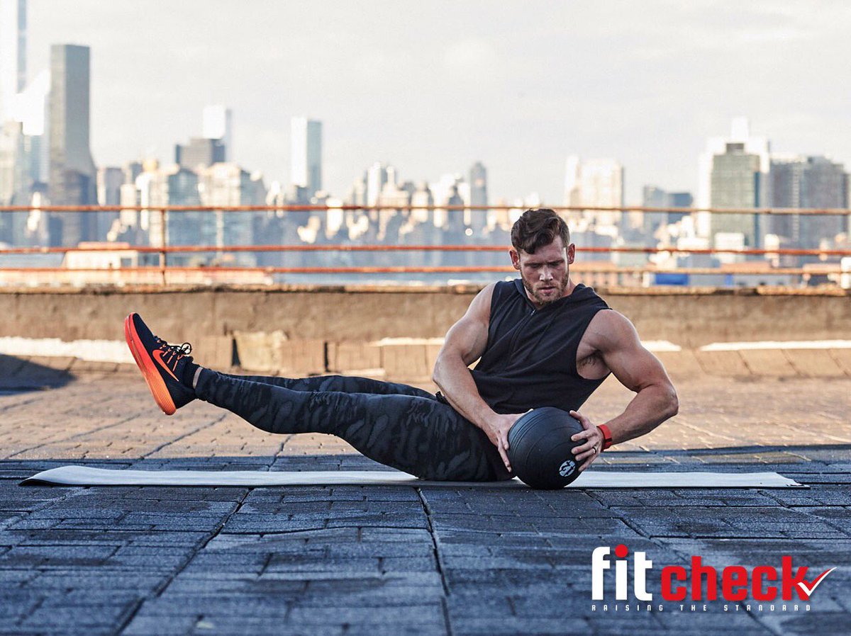Find your happy place to train, where there are no distractions! #fitcheck #raisingthestandard #rooftop #workout #abs #medicineball #city