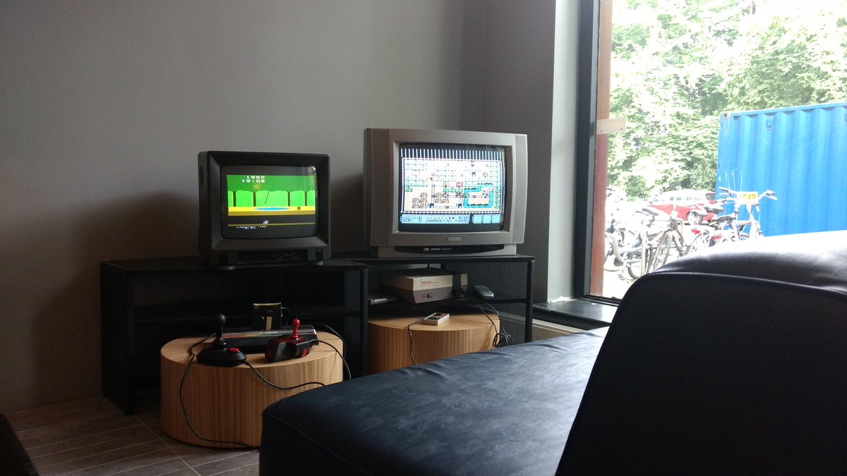 rian_voss's tweet photo. Retrokonsolen im Sitzbereich #TheArcade #Amsterdam https://t.co/d0vjdBkUKr
