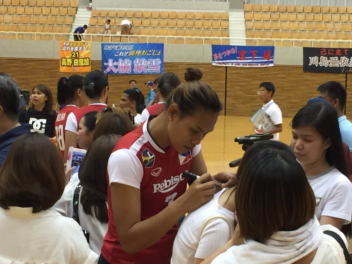 tribunephl_JCM's tweet photo. Filipino workers here are glad to see our NT in action. The homesickness somehow subsided. @Volleyverse @SuperLigaPH https://t.co/3Z26Xbe4yW