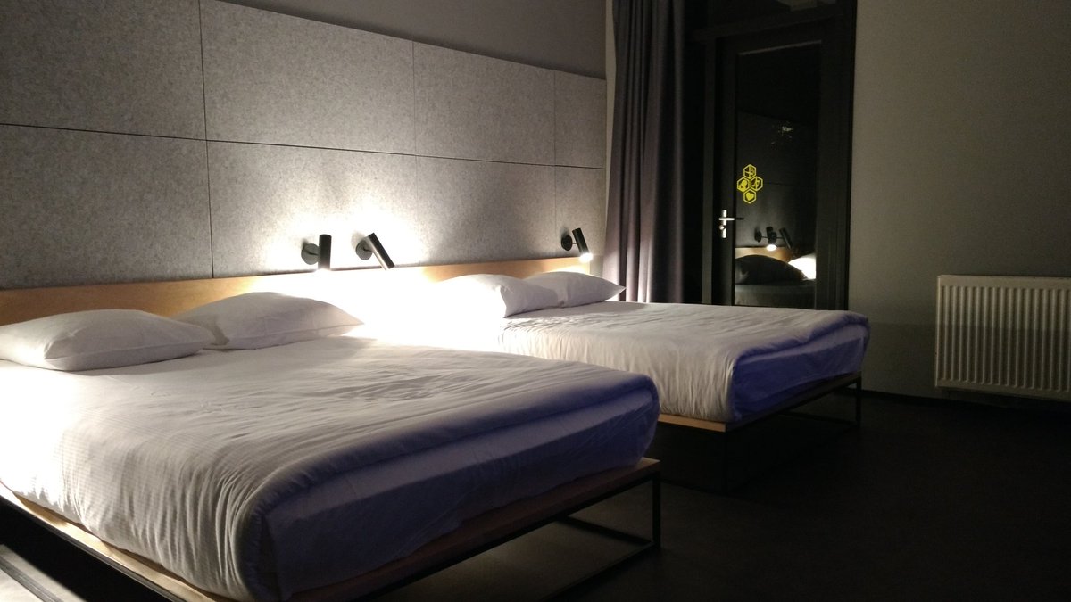 rian_voss's tweet photo. Die Zimmer sind nett, aber recht spartanisch ausgestattet. Keine Klima, kein Tresor, dafür ein Balkon. https://t.co/Nhp3OLPz2W