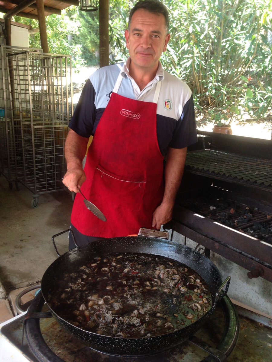 crazy_campus's tweet photo. Ayer almorzamos paella!!!, mmmm....una rica amarilla con carne y un espectacular arroz negro, para coger fuerzas para la Gymkana de la tarde https://t.co/RJ3MRxnktr
