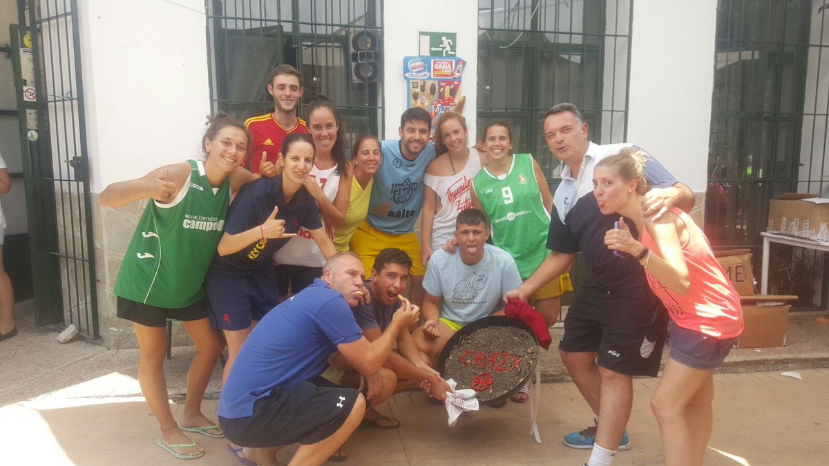 crazy_campus's tweet photo. Ayer almorzamos paella!!!, mmmm....una rica amarilla con carne y un espectacular arroz negro, para coger fuerzas para la Gymkana de la tarde https://t.co/RJ3MRxnktr
