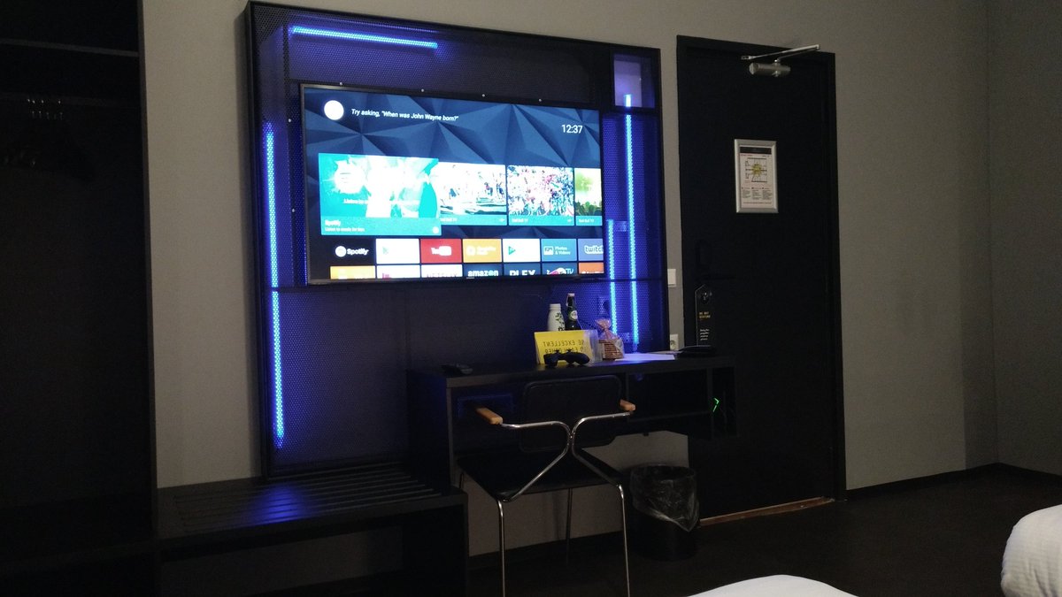 rian_voss's tweet photo. Und halt dem massiven Flatscreen mit Nvidia Shield und einer Retrokonsole - letztere fehlt bei mir ;( #TheArcade #Amsterdam https://t.co/78zXGvh9tR