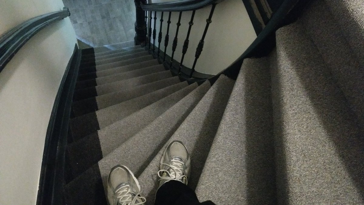 rian_voss's tweet photo. Das Gemäuer ist 150 Jahre alt. Die Treppen sind ziemliche Todesfallen. Gibt immerhin einen Fahrstuhl. #TheArcade #Amsterdam https://t.co/tIa5myGHqL