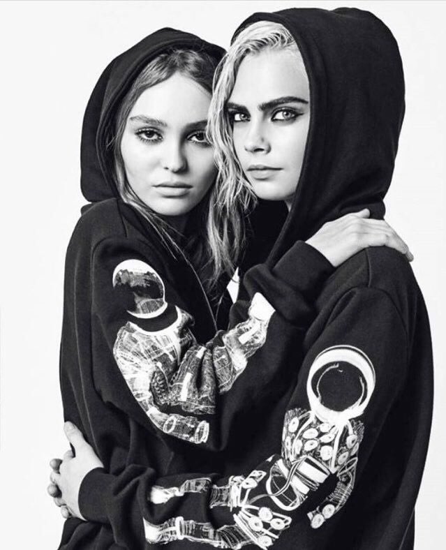 hollyweirdooo's tweet photo. #CaraDelevingne #lily_RoseDepp #update
So they are too pretty I can't 
@Caradelevingne 🖤 https://t.co/JLnIBDpdzh