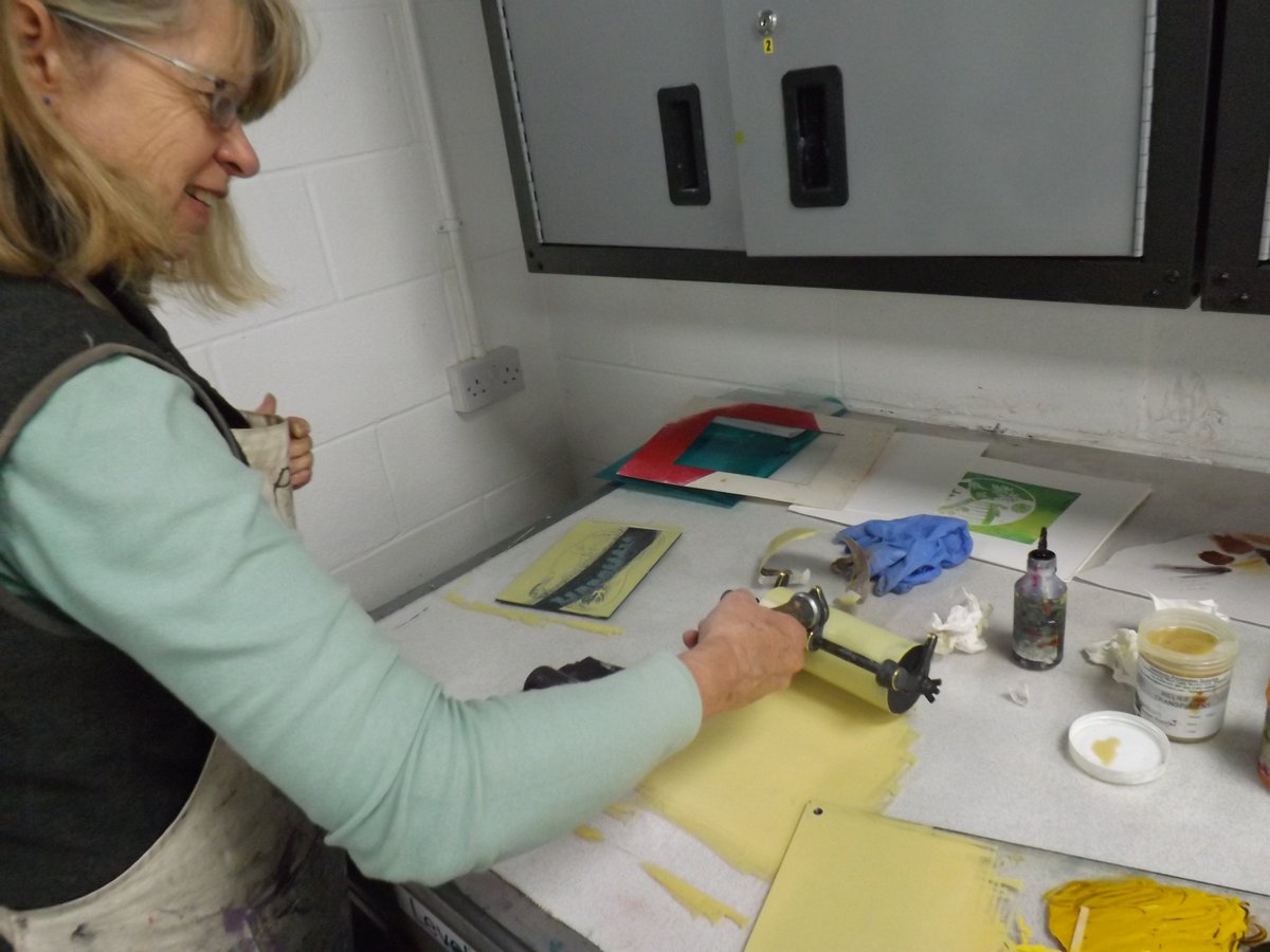 WPrintCreatives's tweet photo. Judy blending with oil-based inks #printmaking #WiltsPrintCreatives https://t.co/gjWnPcqdFY