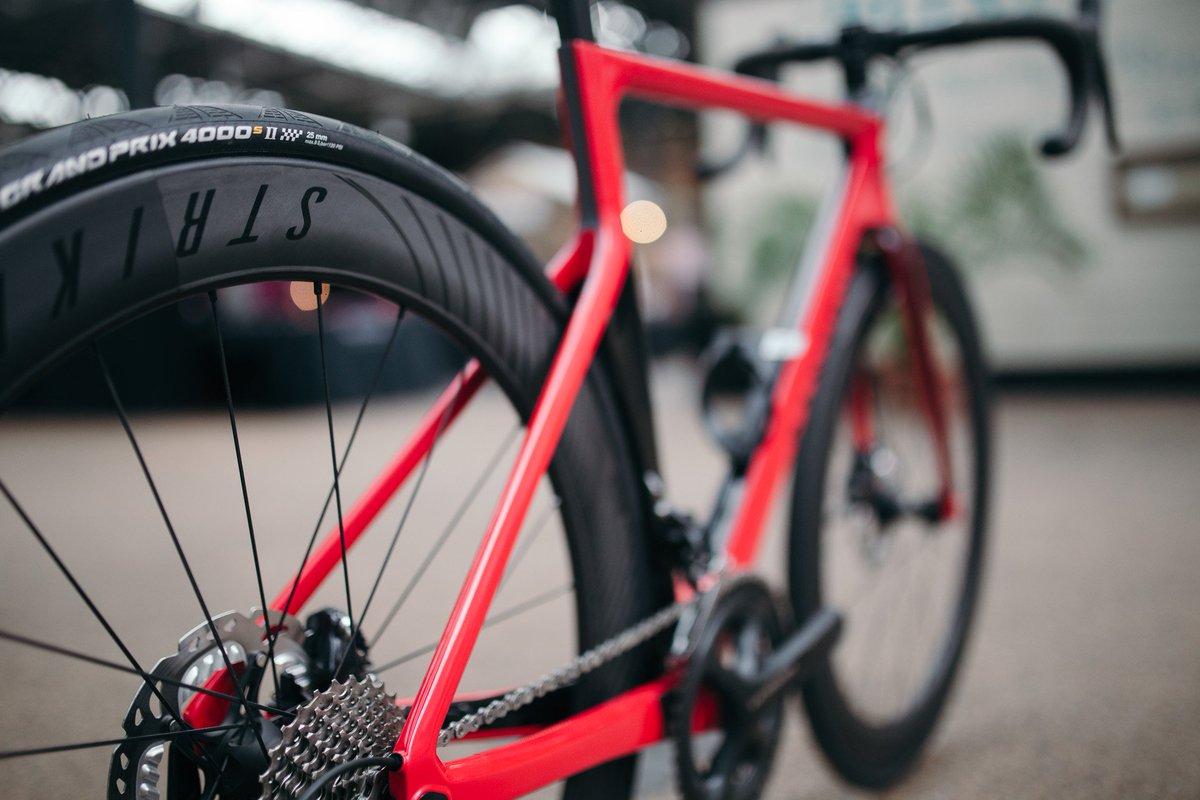 CanyonUK's tweet photo. Made for Racing: The #AeroadCF SLX Disc 8.0. Now with Β£600 off for a limited period β https://t.co/Gl1oEbmFL4 https://t.co/UCBxgXumj9