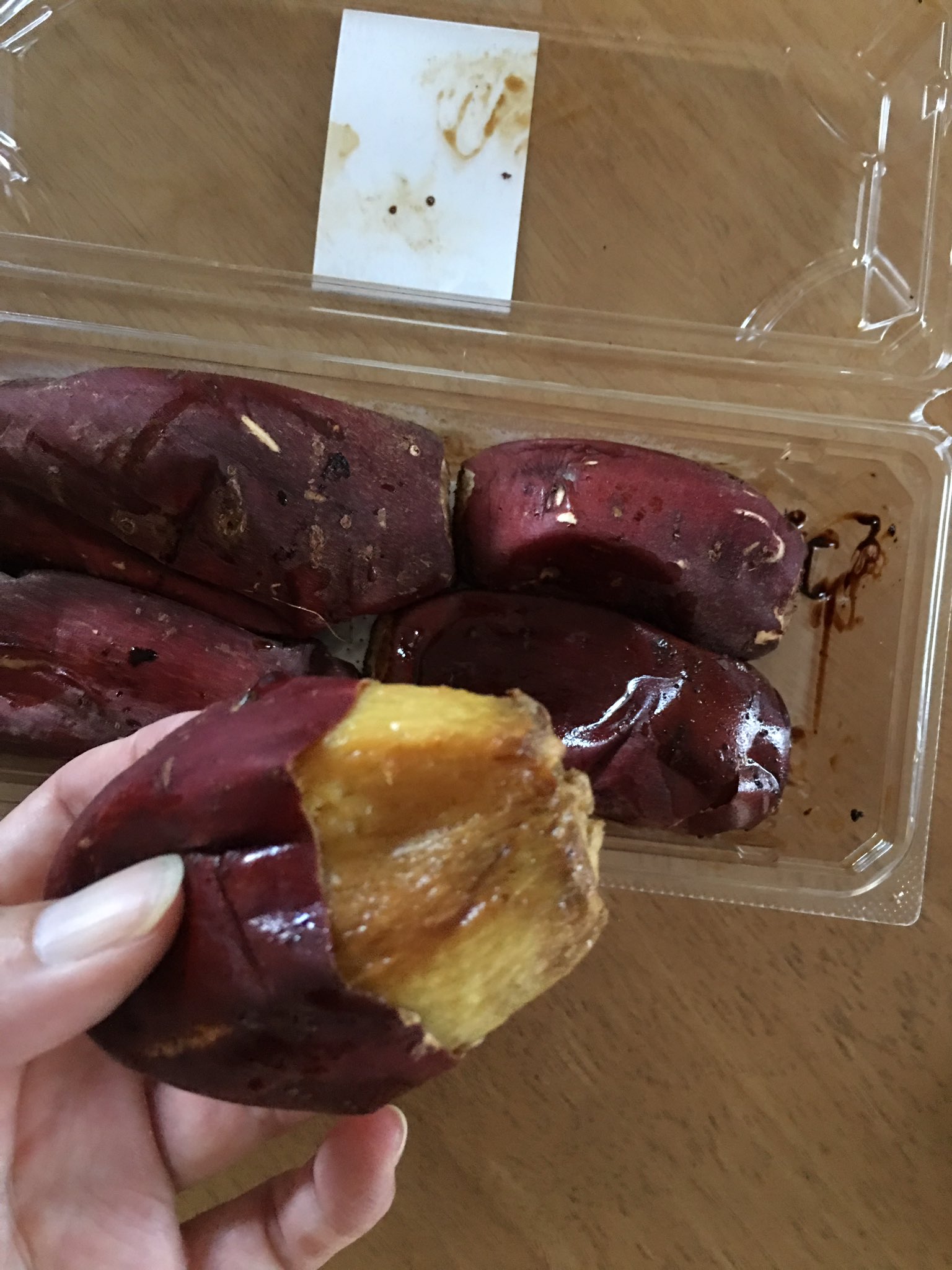 テン 茨城のさつまいもシルクスイート スーパーで冷やし焼き芋って紹介されてた 冷たい焼き芋って美味しいんだね 甘みが濃くてねっとりした口当たりで緑茶と合いそう T Co Ogxhosimjd Twitter
