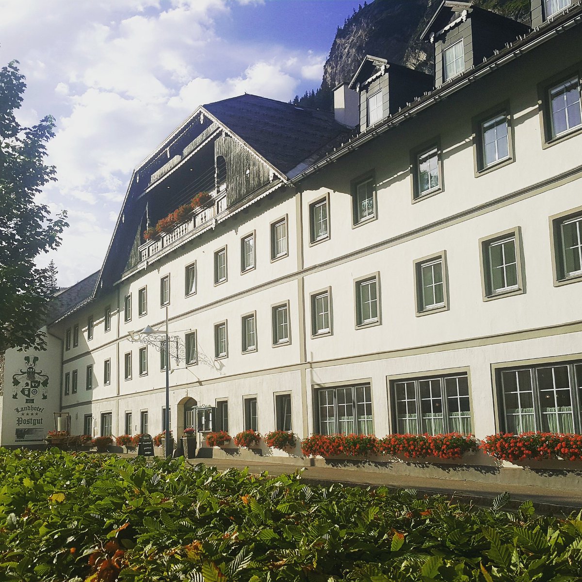 HelgaKlary's tweet photo. unser #hotel #postgut in #tweng bei #obertauern 💜💛🌞💚💙 https://t.co/DcMwFLoVYV