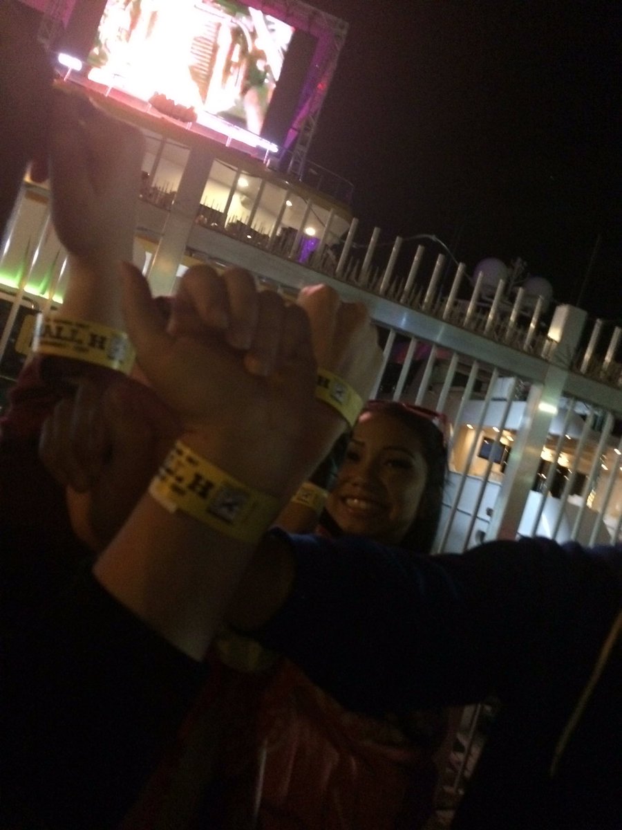 Bread_makesufat's tweet photo. #HallHLine Group B bands acquired! Right in front of IMDB boat. https://t.co/6IK3Kxl3yZ