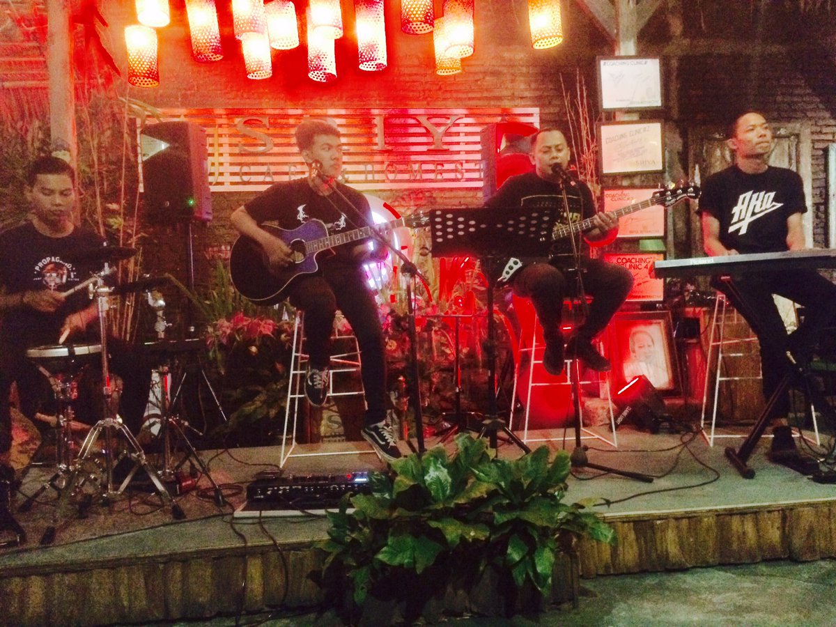 the_priaidaman's tweet photo. Terimakasih @PROjam_ID @sriyacafehome #thepriaidaman #simplesyndicate #pestakeluarga #fridaymelody #music #party #fun #live #akamovementykc https://t.co/sSlVjWtQpn