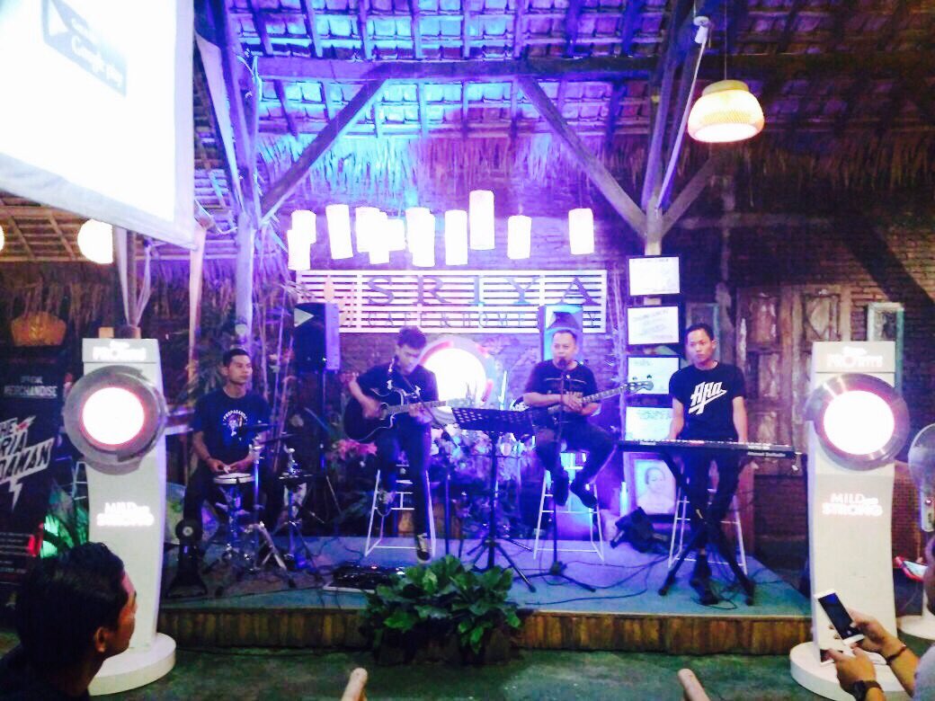 the_priaidaman's tweet photo. Terimakasih @PROjam_ID @sriyacafehome #thepriaidaman #simplesyndicate #pestakeluarga #fridaymelody #music #party #fun #live #akamovementykc https://t.co/sSlVjWtQpn