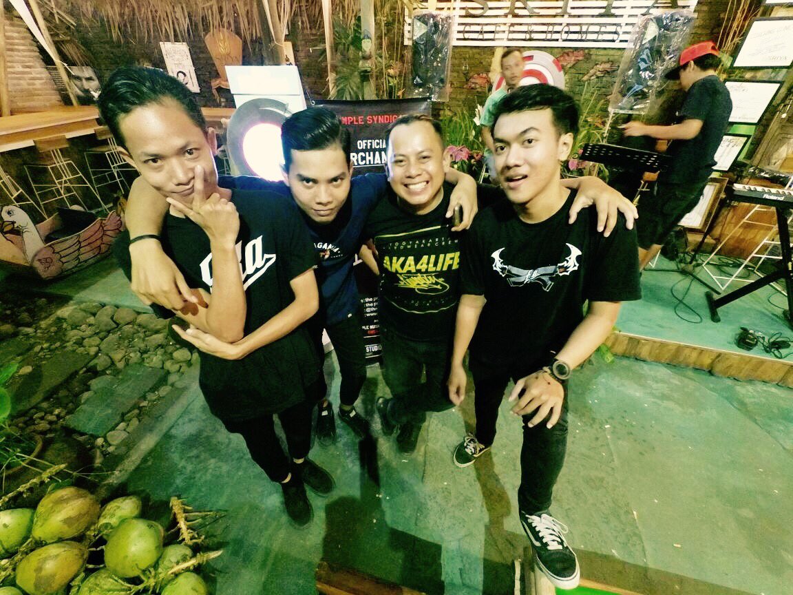 the_priaidaman's tweet photo. Terimakasih @PROjam_ID @sriyacafehome #thepriaidaman #simplesyndicate #pestakeluarga #fridaymelody #music #party #fun #live #akamovementykc https://t.co/sSlVjWtQpn