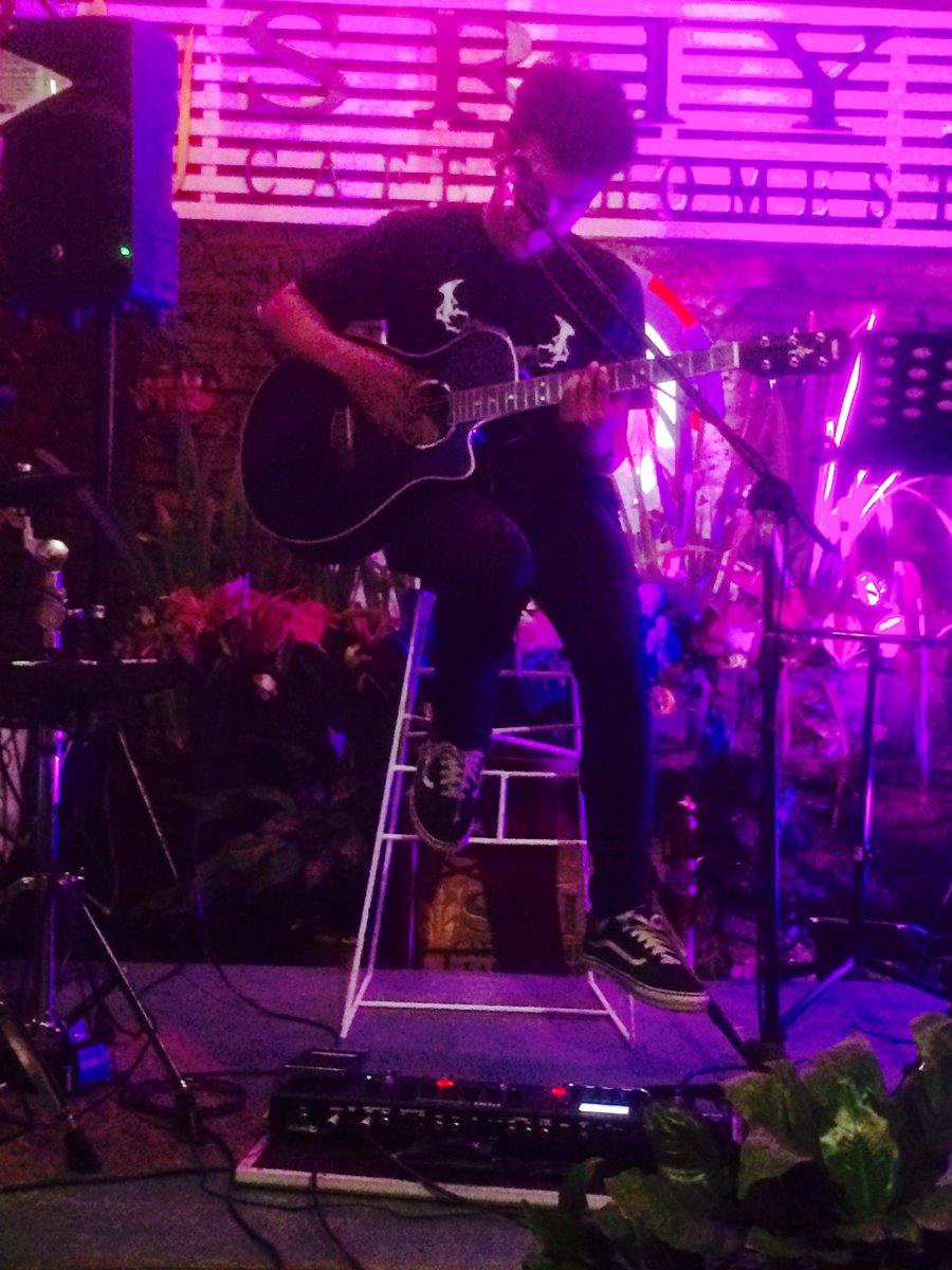 the_priaidaman's tweet photo. Terimakasih @PROjam_ID @sriyacafehome #thepriaidaman #simplesyndicate #pestakeluarga #fridaymelody #music #party #fun #live #akamovementykc https://t.co/AvUcpn3U7w