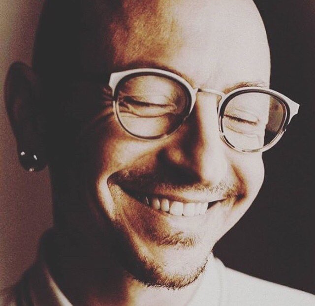 ixelzenitram's tweet photo. Hadn't heard Chester's version of "Hallelujah" at Cornell's funeral 'til tonight. So hauntingly beautiful. #RestInPeaceChester @linkinpark https://t.co/bP8FdIgfD9