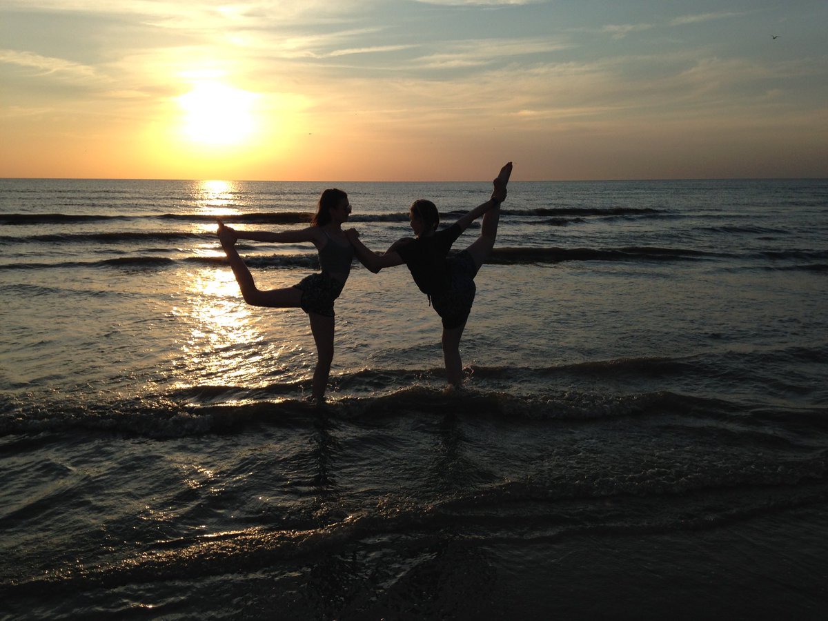 TCS_Trips's tweet photo. Amazing evening trip to the beach! Noordwijk is beautiful! #INSPIRE #tour2017 #ohwedoliketobebesidetheseaside https://t.co/amXtT6plVc