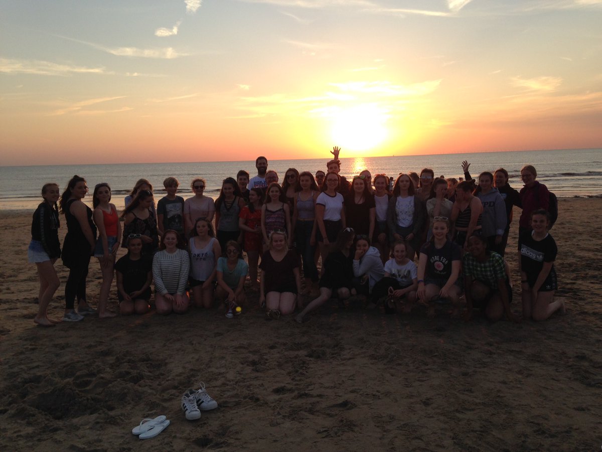 TCS_Trips's tweet photo. Amazing evening trip to the beach! Noordwijk is beautiful! #INSPIRE #tour2017 #ohwedoliketobebesidetheseaside https://t.co/amXtT6plVc
