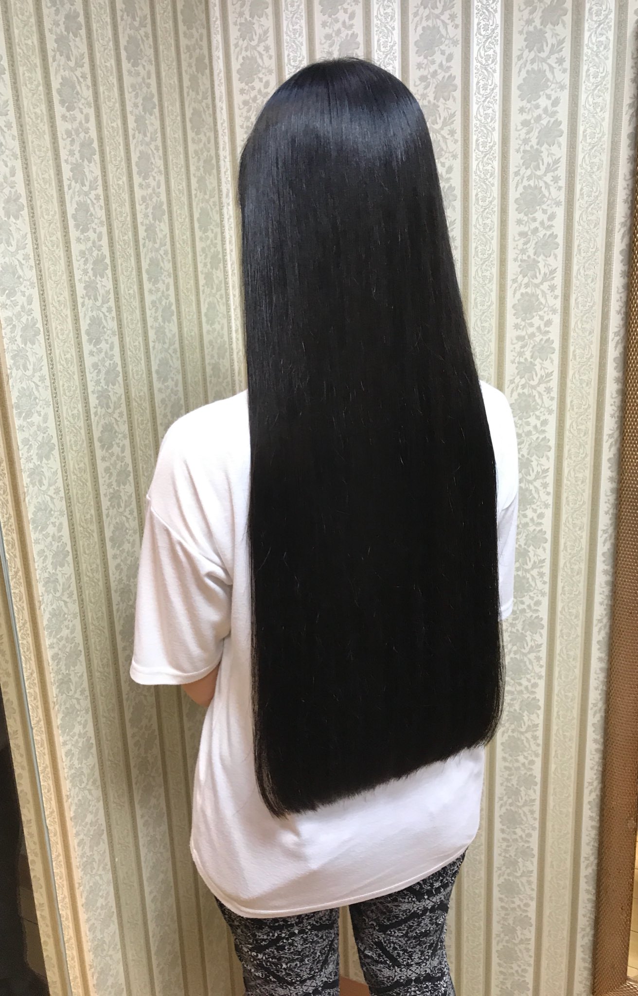 シャンテグラム ヘアスタイル紹介 黒髪スーパーロングヘアーのお客様 カットとトリートメントで艶良く手触りよく美髪にさせていただき 後ろ髪をぱつんと切りそろえた感じに整えました T Co Poodekjziu Twitter