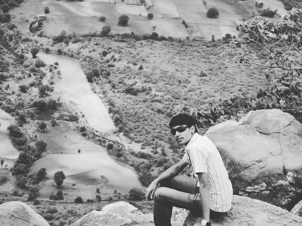 DarakRitesh's tweet photo. *तुम्ही कितीही चांगले काम करा....*
*कितीही प्रामाणिक बना...*
 *कितीही पुण्य करा..* *ही दुनिया तुमच्या ���क्त एका चुकीची वाट पहात असते* https://t.co/IigFkkN4oT