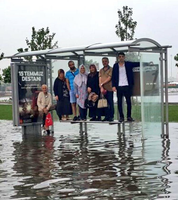 AteUrora's tweet photo. Gördüğünüz insan grubu her koşulda belediyeden ve hükümetten memnundur.
En rahatsız oldukları şey adalet yürüyüşü gibi terörist eylemlerdir. https://t.co/q4p2eJIM4P