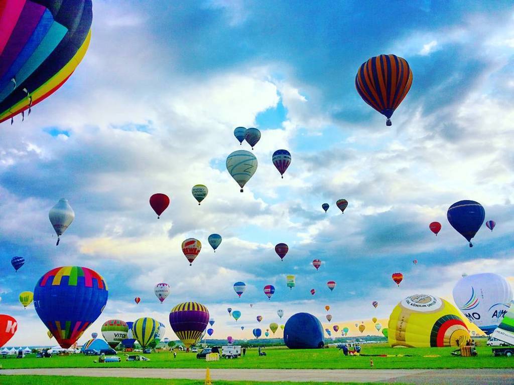 zissouballoon's tweet photo. Good morning Chambley!!! #mondialairballon #mab2017 #balloon #mongolfiera #hotairballoon #zissouballoon #teamzissou #happy #fun #photoofthe… https://t.co/vqxdI1wEe4