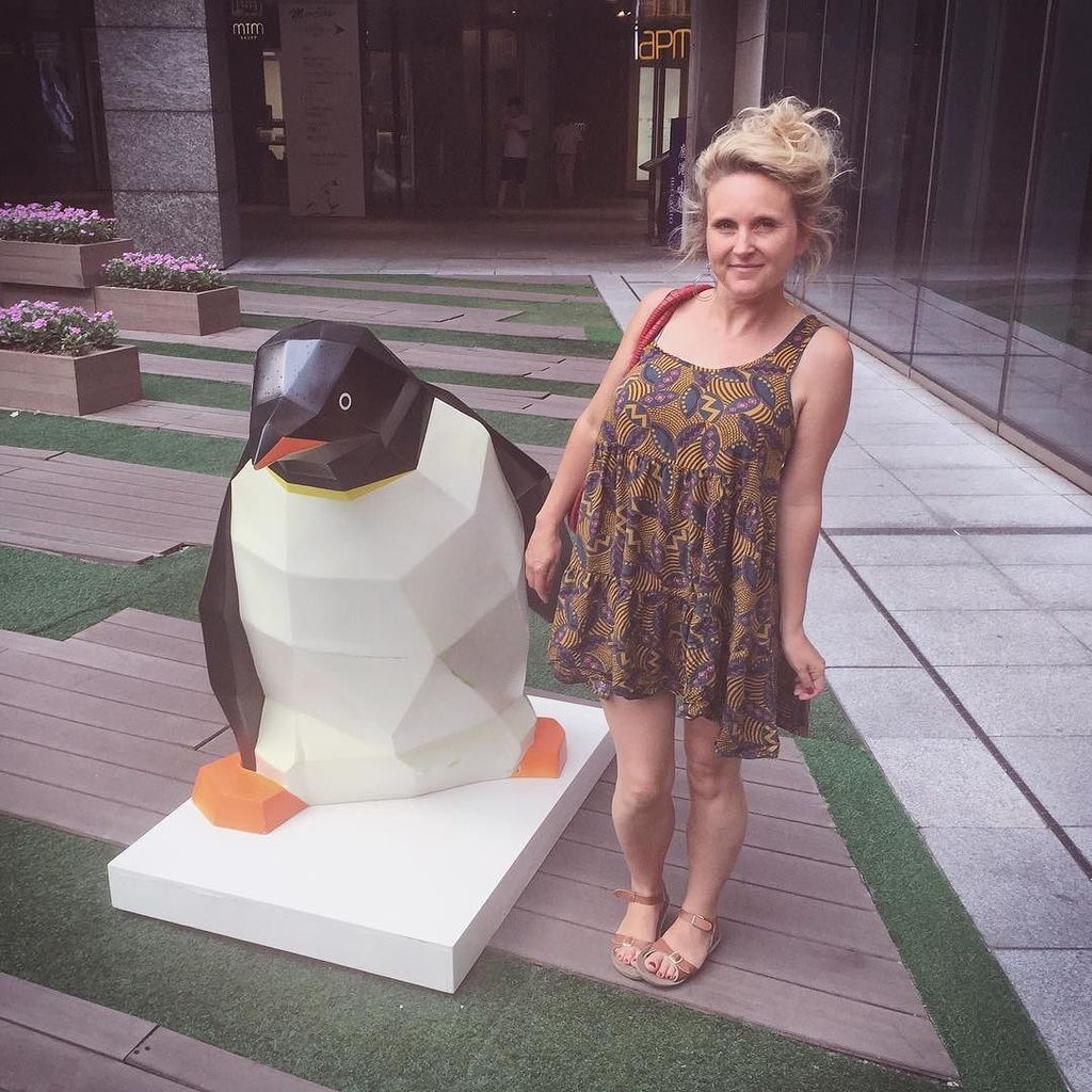 veronicadarling's tweet photo. It's so hot these days in Shanghai this little cutie's home has literally melted away. #41degrees #feelslike49degr… https://t.co/tTkxVdJAF1 https://t.co/EIkByEUGxO