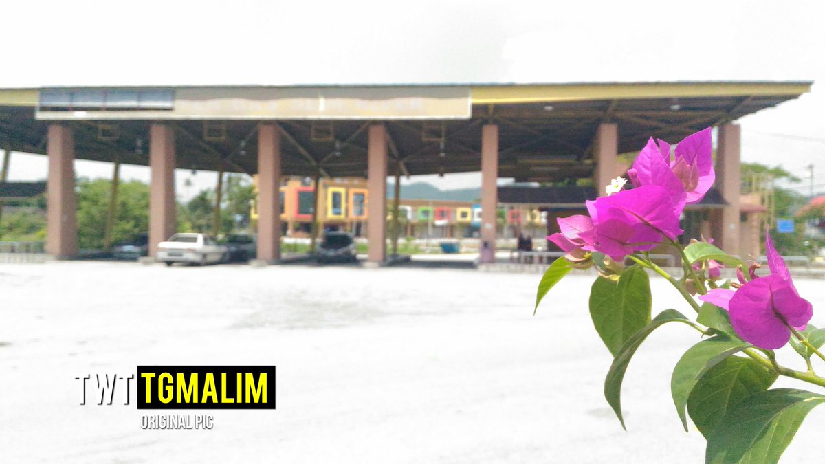 Twt_TgMalim's tweet photo. Panas pijor... perasan papantanda stesen bas slim dah berlobang.. https://t.co/YkiOlF1cmI
