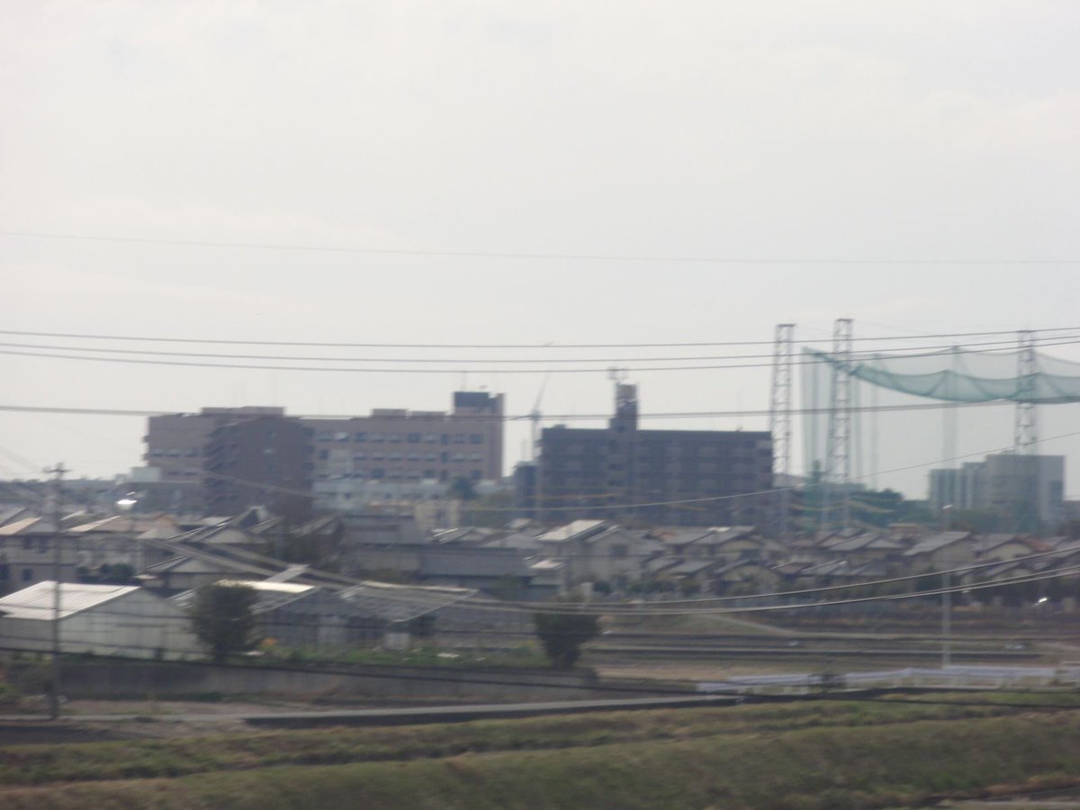 Ruby Emmeline 3 25 8 37 快速みえ車内 遠くに三重大附属病院 その横に三重大工学部 の風車が小さく見える 昔々 大学周辺に24時間営業のコンビニが無かった頃 深夜に大学病院内のカップ麺の自動販売機目当てに 病院に忍び込むフトドキな工学部の学生