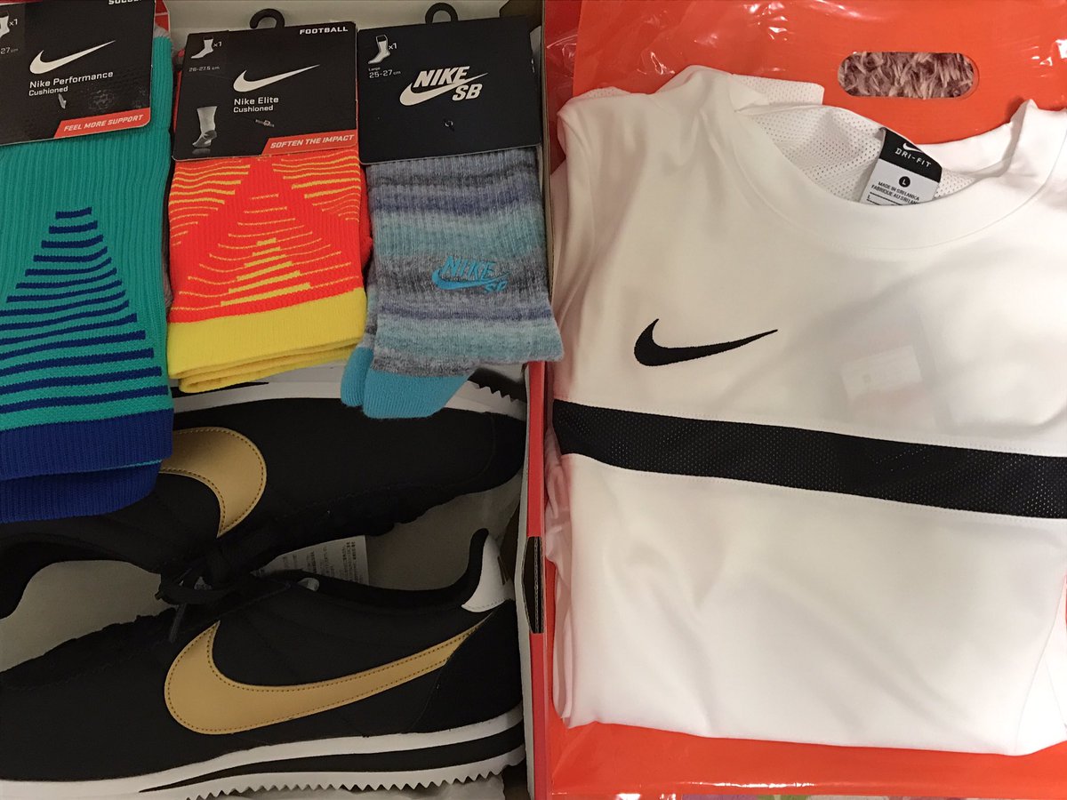Showt 本日の戦利品 笑 ほぼ1万えーん お気に入りすぎてsbソックスのイロチ買ってしまった 笑 そしてコルテッツ 初コルテッツ これならキレイ目に合わせても不自然じゃないはず なかなかいい買い物 笑 Nike Nikefactory ナイキ ナイキ