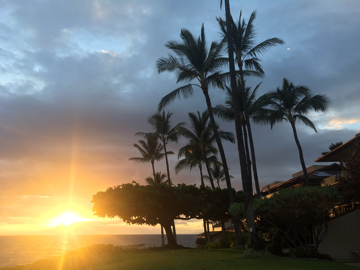 susiemb3's tweet photo. Doesn't get much better than this! #wailea #hawaii 🌊🏝🍹⛱ https://t.co/G7QNpphkiM