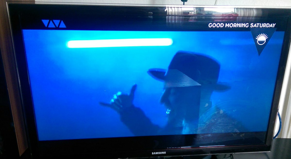 Miranai84's tweet photo. When u turn on the tv on saturday morning and u feel sick again 😖 #ChesterBennington #RIPChester #LinkinPark #goodgoodbye https://t.co/WUBUnbc13p