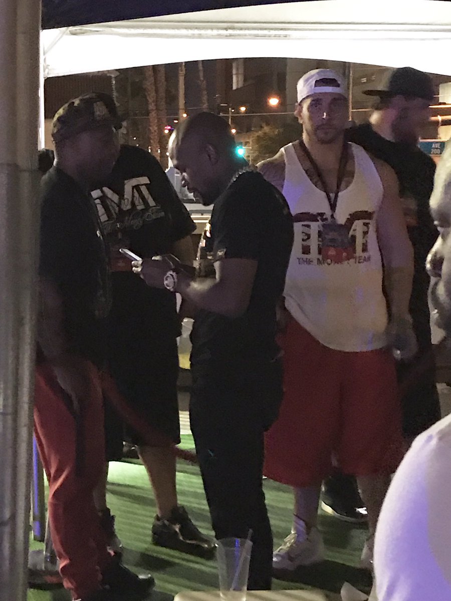 AlterRigo_'s tweet photo. While watching @OfficialTLC  @theDlasvegas @FloydMayweather is in the cabaña next to me playing @ClashRoyale #Mayweather #ClashRoyale #Vegas https://t.co/lP3OgeKWu0