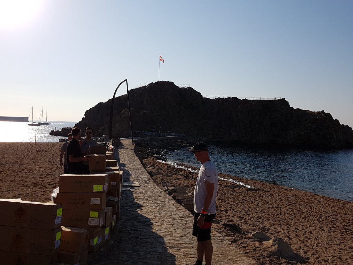 Avui a les 22.30 h comencem!!
Hoy a las 22.30 h empezamos!
<a href="/PiroVulcano/">Pirotecnia Vulcano</a> en pleno montaje!
#focsblanes #fireworks #focsartificials