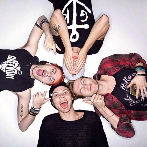 DanielUuUr's tweet photo. Foto bonita de los chicos para animarlas a votar!

https://t.co/7QA5Re9HIA

Irwin

#FanArmyFaceOff #5SOSFam https://t.co/WFfPWxZDgc