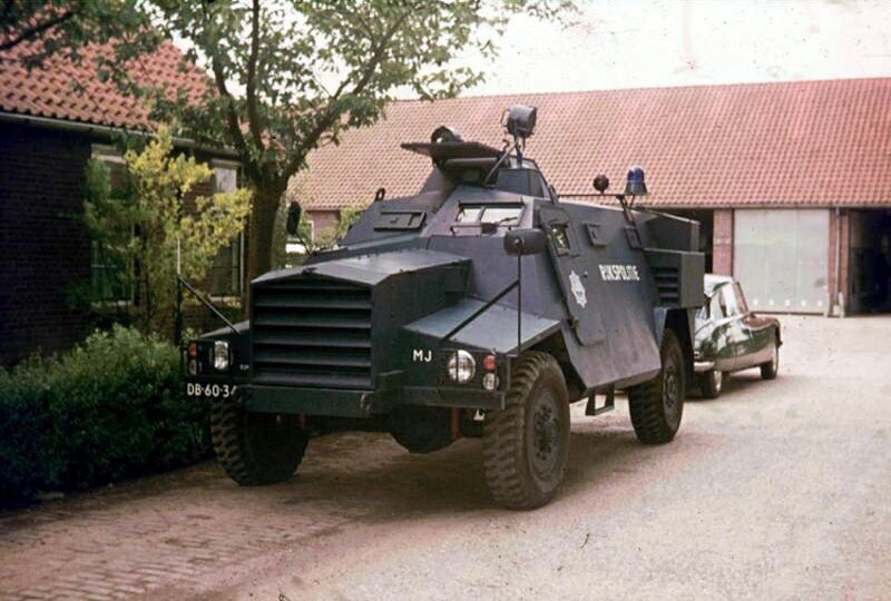 JapanRedArmyBot's tweet photo. GKNサンキーAT104
イギリス製の装甲兵員輸送車。
1973年にオランダ王立保安隊がテロ対策用に4両購入し、2両がスキポール空港に常駐。ハーグ事件では、スキポール空港内の山田義昭が乗ったミステール機の周囲で警戒活動をした。 https://t.co/sQZ2PI7auG