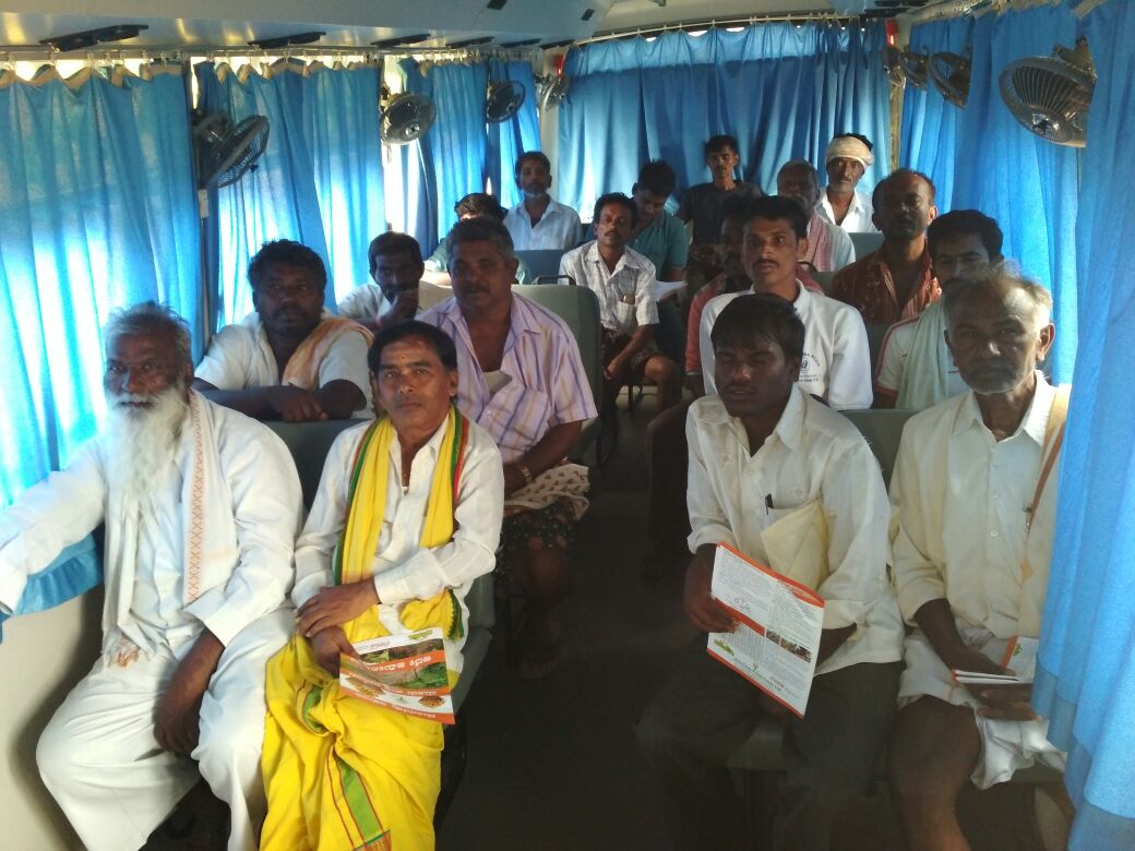 Project_Unnati's tweet photo. Classroom on 🚌 wheel 
@JainIrrigation initiative #Mobinar educating Karanatak #Farmers 👨‍🌾 about Mango UHDP +JainGAP to ensure ⬆️income https://t.co/sp3oDy4VVo